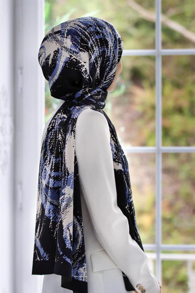 LÜKS MEDİNE İPEĞİ DEGRADELİ ÇİZGİ DESENLİ İNDİGO RENKLİ 75X195 KIRIŞMAZ ŞAL MOSS KREP DİKİŞ TİPİ İTALYAN DİKİŞLİ ürün görseli