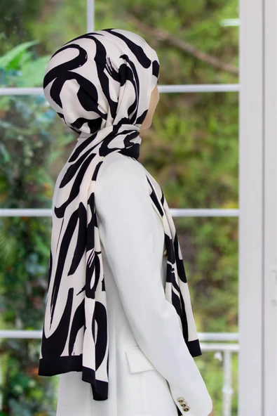 LÜKS MEDİNE İPEĞİ FIRÇA DARBESİ DESENLİ KREM - SİYAH  RENKLİ 75X195 KIRIŞMAZ ŞAL MOSS KREP DİKİŞ TİPİ İTALYAN DİKİŞLİ ürün görseli