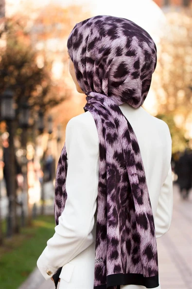 LÜKS MEDİNE İPEĞİ LEOPAR DESENLİ GÜL KURUSU - SİYAH RENKLİ 75X195 KIRIŞMAZ ŞAL MOSS KREP DİKİŞ TİPİ İTALYAN DİKİŞLİ ürün görseli 1