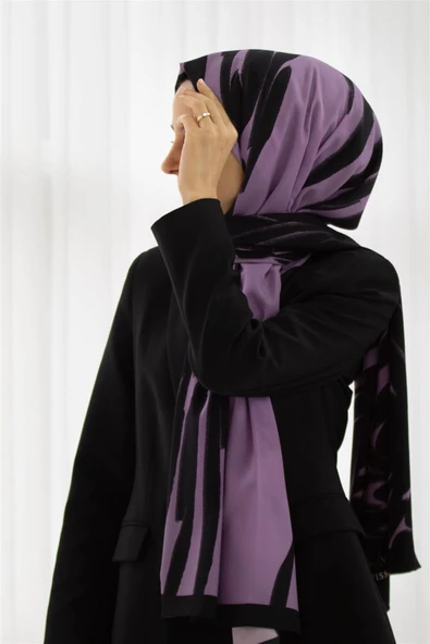 LÜKS MEDİNE İPEĞİ GEOMETRİK DESENLİ LİLA RENKLİ 75X195 KIRIŞMAZ ŞAL MOSS KREP DİKİŞ TİPİ İTALYAN DİKİŞLİ ürün görseli 1