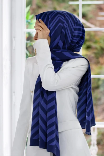 LÜKS MEDİNE İPEĞİ ZİGZAG DESENLİ LACİVERT RENKLİ 75X195 KIRIŞMAZ ŞAL MOSS KREP DİKİŞ TİPİ İTALYAN DİKİŞLİ ürün görseli 1