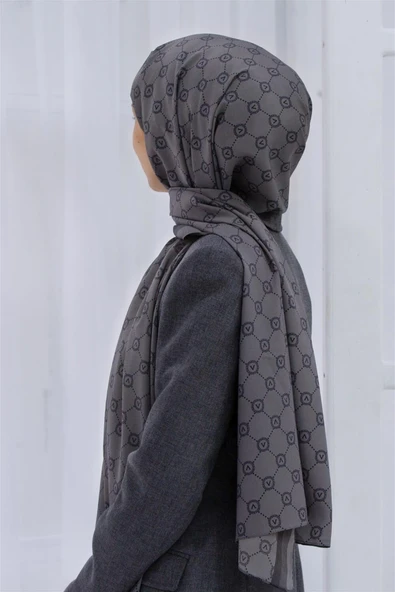 LÜKS MEDİNE İPEĞİ MONOGRAM DESENLİ FÜME RENKLİ 75X195 KIRIŞMAZ ŞAL MOSS KREP DİKİŞ TİPİ İTALYAN DİKİŞLİ ürün görseli