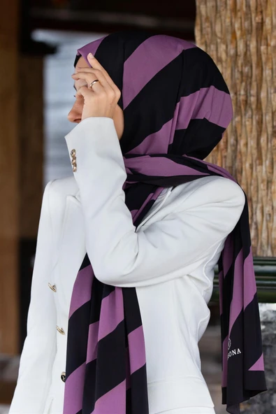 LÜKS MEDİNE İPEĞİ ÇİZGİLİ DESENLİ SİYAH - GÜL KURUSU RENKLİ 75X195 KIRIŞMAZ ŞAL MOSS KREP DİKİŞ TİPİ İTALYAN DİKİŞLİ ürün görseli 1