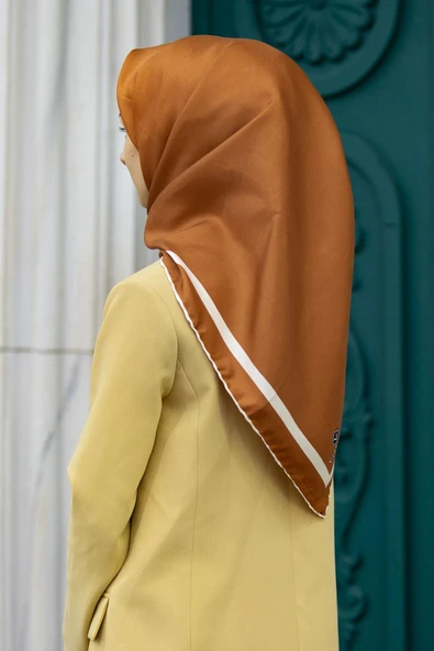 100% Twill İpek Düz Renk Bordür Desenli Hardal - Krem Renkli Daha Tok Exclusive Serisi 90x90 Dikim Şekli : El Dikişi Eşarp ürün görseli 1