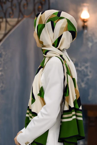 LÜKS MEDİNE İPEĞİ GEOMETRİK DESENLİ ZÜMRÜT YEŞİLİ RENKLİ 75X195 KIRIŞMAZ ŞAL MOSS KREP DİKİŞ TİPİ İTALYAN DİKİŞLİ ürün görseli