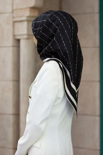 %100 Twill İpek El Yazısı Vissona Desenli Siyah - Krem Renkli Daha Tok Exclusive Serisi 90x90 Eşarp Kenar Dikiş Şekli : El Dikişi ürün görseli