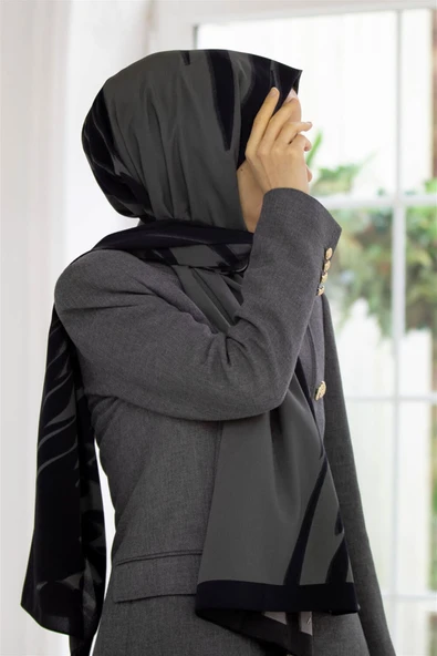 LÜKS MEDİNE İPEĞİ GEOMETRİK DESENLİ GRİ RENKLİ 75X195 KIRIŞMAZ ŞAL MOSS KREP DİKİŞ TİPİ İTALYAN DİKİŞLİ ürün görseli