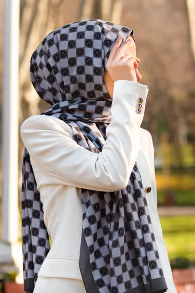 LÜKS MEDİNE İPEĞİ MONOGRAM DESENLİ GRİ RENKLİ 75X195 KIRIŞMAZ ŞAL MOSS KREP DİKİŞ TİPİ İTALYAN DİKİŞLİ ürün görseli