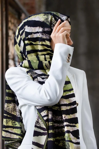 LÜKS MEDİNE İPEĞİ ZEBRA DESENLİ HAKİ - SİYAH RENKLİ 75X195 KIRIŞMAZ ŞAL MOSS KREP DİKİŞ TİPİ İTALYAN DİKİŞLİ ürün görseli