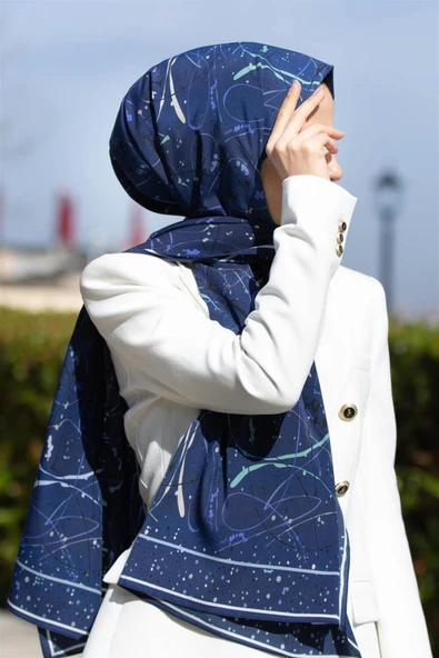 LÜKS MEDİNE İPEĞİ BOYA DAMLASI DESENLi LACİVERT RENKLİ 75X195 KIRIŞMAZ ŞAL MOSS KREP DİKİŞ TİPİ İTALYAN DİKİŞLİ ürün görseli