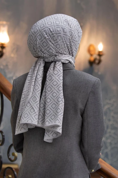 LÜKS MEDİNE İPEĞİ GEOMETRİK DESENLİ GÜMÜŞ RENKLİ 75X195 KIRIŞMAZ ŞAL MOSS KREP DİKİŞ TİPİ İTALYAN DİKİŞLİ ürün görseli 1