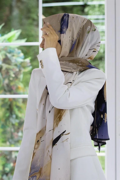 LÜKS MEDİNE BATİK DESENLİ BEJ - İNDİGO RENKLİ 75X195 KIRIŞMAZ ŞAL MOSS KREP DİKİŞ TİPİ İTALYAN DİKİŞLİ ürün görseli