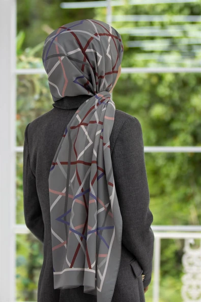 LÜKS MEDİNE İPEĞİ ÇİZGİLİ DESENLİ GRİ RENKLİ 75X195 KIRIŞMAZ ŞAL MOSS KREP DİKİŞ TİPİ İTALYAN DİKİŞLİ ürün görseli