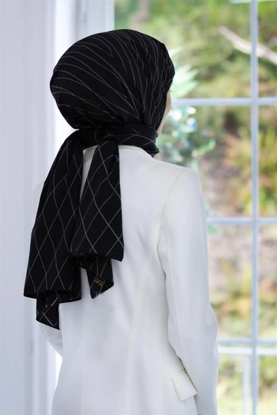 LÜKS MEDİNE İPEĞİ GEOMETRİK DESENLİ GRİ RENKLİ 75X195 KIRIŞMAZ ŞAL MOSS KREP DİKİŞ TİPİ İTALYAN DİKİŞLİ ürün görseli