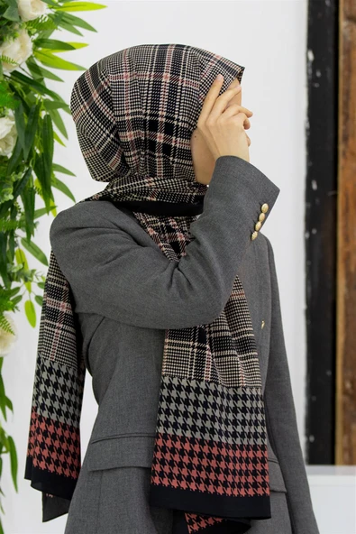 LÜKS MEDİNE İPEĞİ EKOSELİ KAZAYAK DESENLİ PUDRA RENKLİ 75X195 KIRIŞMAZ ŞAL MOSS KREP DİKİŞ TİPİ İTALYAN DİKİŞLİ ürün görseli