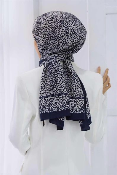 LÜKS MEDİNE İPEĞİ LEOPAR DESENLİ LACİVERT RENKLİ 75X195 KIRIŞMAZ ŞAL MOSS KREP DİKİŞ TİPİ İTALYAN DİKİŞLİ ürün görseli 1