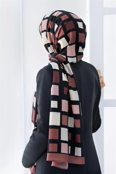 LÜKS MEDİNE İPEĞİ KARE DESENLİ GÜL KURUSU RENKLİ 75X195 KIRIŞMAZ ŞAL MOSS KREP DİKİŞ TİPİ İTALYAN DİKİŞLİ ürün görseli 1