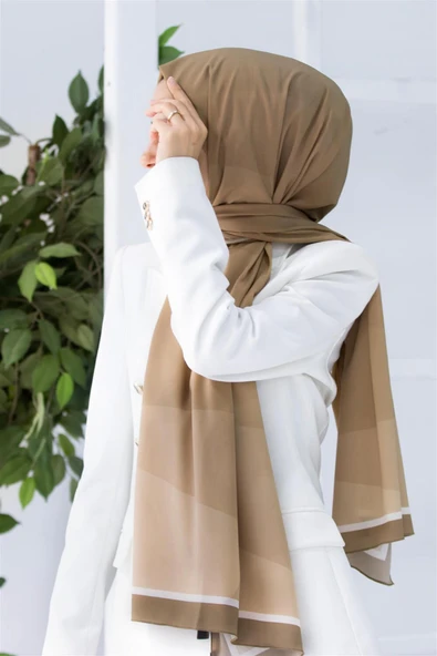 LÜKS MEDİNE İPEĞİ GEOMETRİ DESENLİ BEJ RENKLİ 75X195 KIRIŞMAZ ŞAL MOSS KREP DİKİŞ TİPİ İTALYAN DİKİŞLİ ürün görseli