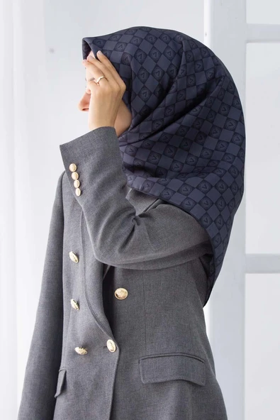 %100 Twill İpek Monogram Desenli Füme Renkli 90x90 Eşarp Dikim Şekli : El Dikişi ürün görseli