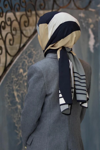 LÜKS MEDİNE İPEĞİ GEOMETRİK DESENLİ GRİ - BEJ RENKLİ 75X195 KIRIŞMAZ ŞAL MOSS KREP DİKİŞ TİPİ İTALYAN DİKİŞLİ ürün görseli