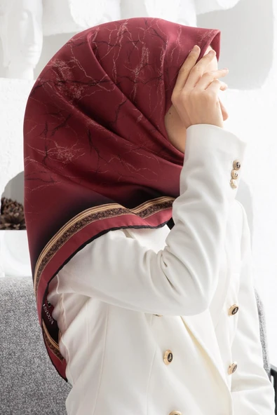 % 57 İPEK % 43 VİSKON Twill İpek Mermer Desenli Bordo Renkli 90x90 Eşarp Dikim Şekli : El Dikişi ürün görseli 1