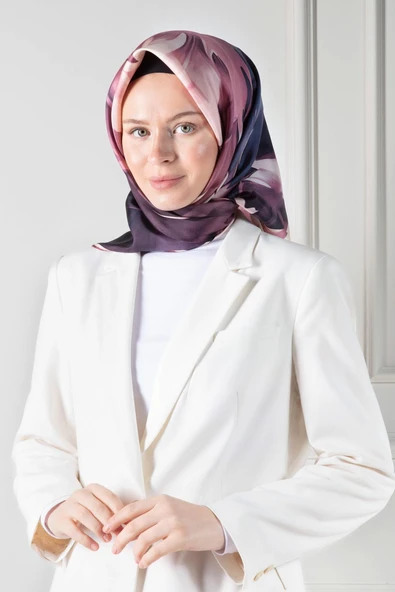 %100 Twill İpek Yaprak Desenli Pudra - Lacivert Renkli 90x90 Eşarp Dikim Şekli : El Dikişi - Resim 4