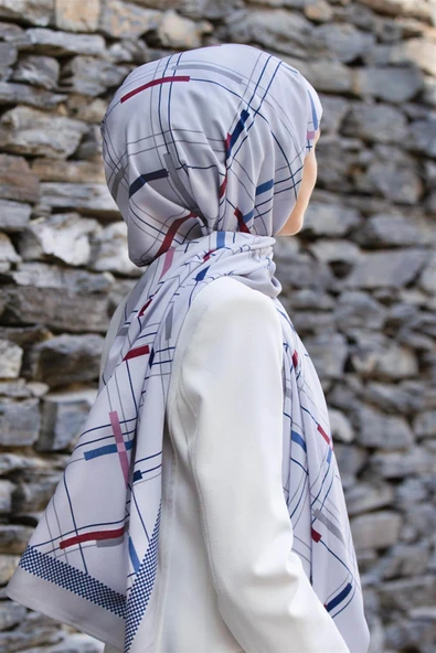 LÜKS MEDİNE İPEĞİ GEOMETRİK DESENLİ GRİ - MÜRDÜM RENKLİ 75X195 KIRIŞMAZ ŞAL MOSS KREP DİKİŞ TİPİ İTALYAN DİKİŞLİ ürün görseli