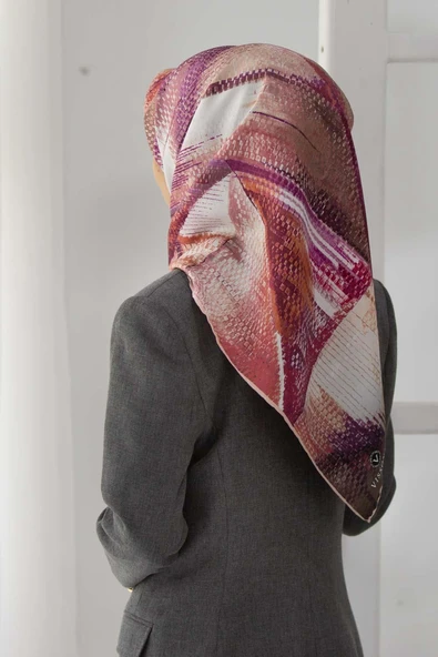%100 Twill İpek Efektli ve Geometrik Desenli Somon - Pudra Renkli 90x90 Eşarp Dikim Şekli : El Dikişi ürün görseli 1