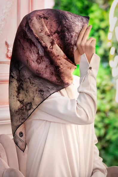 % 57 İPEK % 43 VİSKON Twill İpek Dokulu Ve Geometrik Desenli Pudra - Somon Renkli 90x90 Eşarp Dikim Şekli : El Dikişi ürün görseli