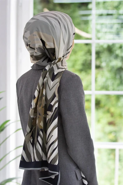 LÜKS MEDİNE İPEĞİ ZEBRA VE ÇİÇEK DESENLİ GRİ RENKLİ 75X195 KIRIŞMAZ ŞAL MOSS KREP DİKİŞ TİPİ İTALYAN DİKİŞLİ ürün görseli 1