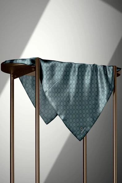 %100 Twill İpek Monogram Desenli Cam Göbeği Renkli 90x90 Eşarp Dikim Şekli : El Dikişi - Resim 3