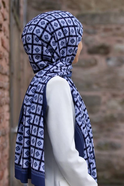 LÜKS MEDİNE İPEĞİ KARE DESENLİ İNDİGO RENKLİ 75X195 KIRIŞMAZ ŞAL MOSS KREP DİKİŞ TİPİ İTALYAN DİKİŞLİ ürün görseli