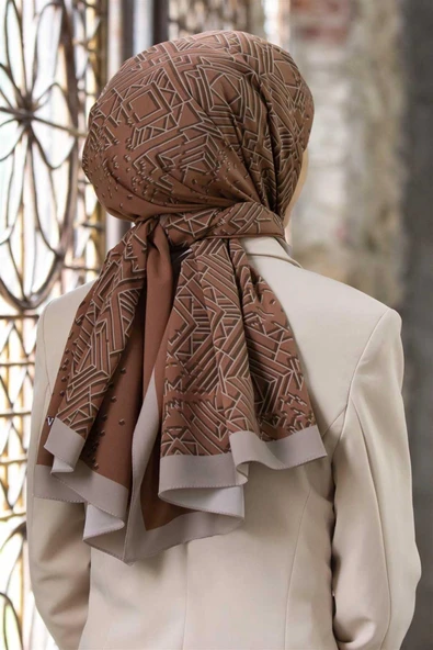 LÜKS MEDİNE İPEĞİ GEOMETRİK DESENLİ TABA - BEJ RENKLİ 75X195 KIRIŞMAZ ŞAL MOSS KREP DİKİŞ TİPİ İTALYAN DİKİŞLİ ürün görseli