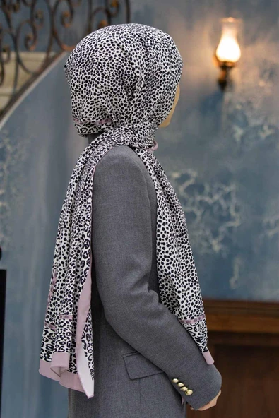 LÜKS MEDİNE İPEĞİ LEOPAR DESENLİ PUDRA RENKLİ 75X195 KIRIŞMAZ ŞAL MOSS KREP DİKİŞ TİPİ İTALYAN DİKİŞLİ ürün görseli