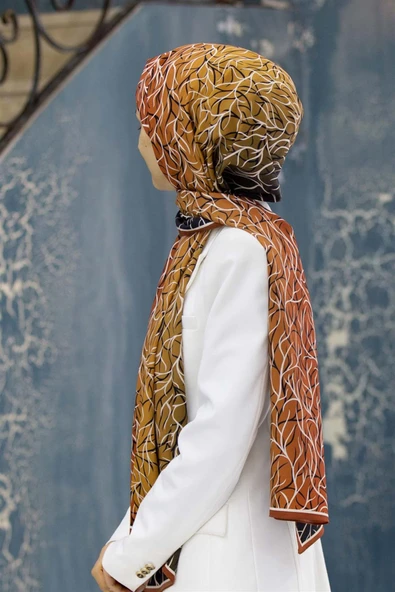 LÜKS MEDİNE İPEĞİ GEOMETRİK DESENLİ TABA RENKLİ 75X195 KIRIŞMAZ ŞAL MOSS KREP DİKİŞ TİPİ İTALYAN DİKİŞLİ ürün görseli 1