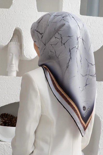 % 57 İPEK % 43 VİSKON Twill İpek Mermer Desenli Gümüş Renkli 90x90 Eşarp Dikim Şekli : El Dikişi ürün görseli