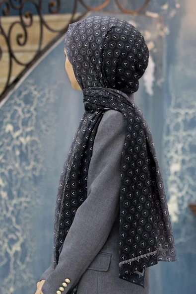 LÜKS MEDİNE İPEĞİ MONOGRAM DESENLİ SİYAH - GRİ RENKLİ 75X195 KIRIŞMAZ ŞAL MOSS KREP DİKİŞ TİPİ İTALYAN DİKİŞLİ ürün görseli