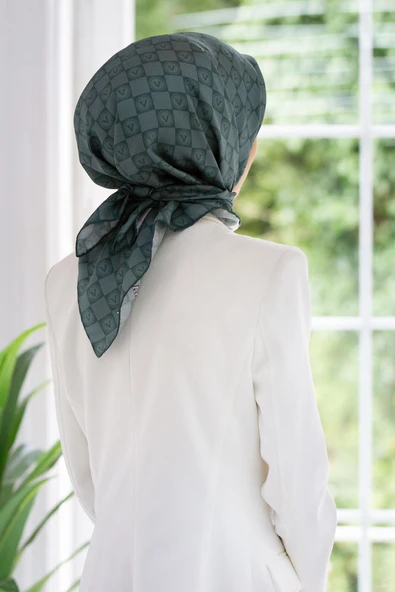 %100 Twill İpek Monogram Desenli Cam Göbeği Renkli 90x90 Eşarp Dikim Şekli : El Dikişi ürün görseli