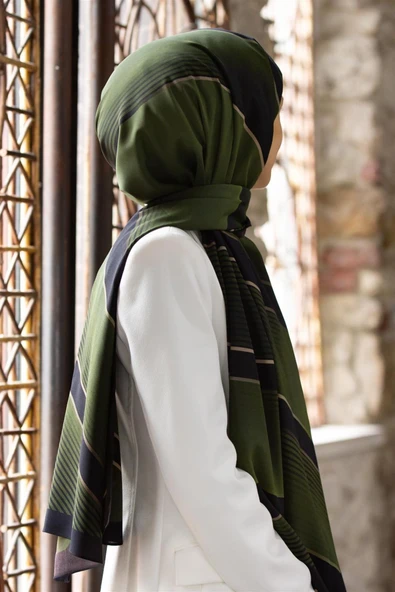 LÜKS MEDİNE İPEĞİ ÇAPRAZ ÇİZGİLİ DESENLİ SİYAH - HAKİ RENKLİ 75X195 KIRIŞMAZ ŞAL MOSS KREP DİKİŞ TİPİ İTALYAN DİKİŞLİ ürün görseli