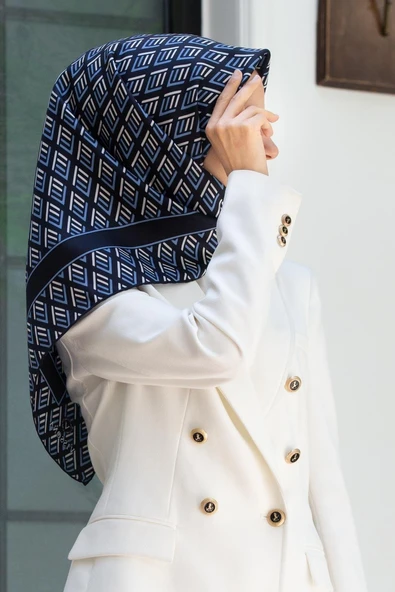 % 57 İPEK % 43 VİSKON Twill İpek Geometrik Desenli Lacivert - İndigo Renkli 90x90 Eşarp Dikim Şekli : El Dikişi ürün görseli