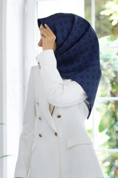 %100 Twill İpek Monogram Desenli Lacivert Renkli 90x90 Eşarp Dikim Şekli : El Dikişi ürün görseli 1