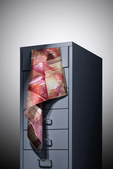 %100 Twill İpek Efektli ve Geometrik Desenli Somon - Pudra Renkli 90x90 Eşarp Dikim Şekli : El Dikişi - Resim 3