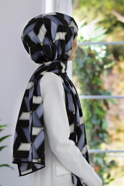 LÜKS MEDİNE İPEĞİ GEOMETRİK DESENLİ İNDİGO RENKLİ 75X195 KIRIŞMAZ ŞAL MOSS KREP DİKİŞ TİPİ İTALYAN DİKİŞLİ ürün görseli