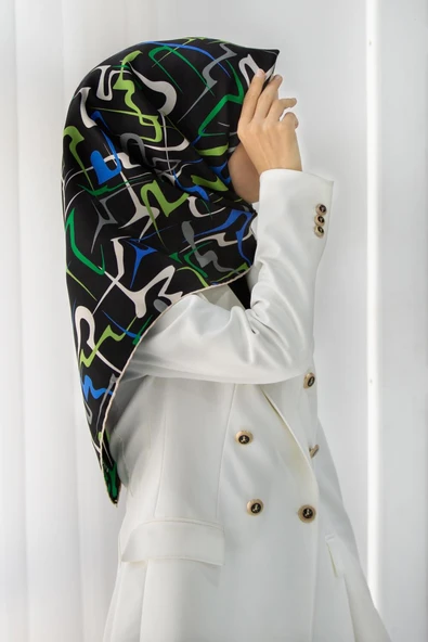 % 57 İPEK % 43 VİSKON Twill İpek Soyut Geometrik Desenli Saks - Zümrüt Yeşili Renkli 90x90 Eşarp Dikim Şekli : El Dikişi ürün görseli