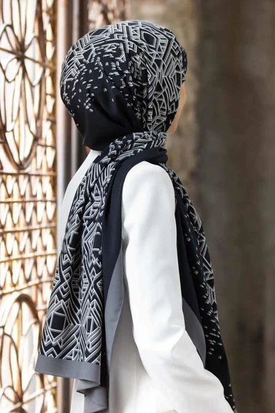 LÜKS MEDİNE İPEĞİ GEOMETRİK DESENLİ SİYAH - GRİ RENKLİ 75X195 KIRIŞMAZ ŞAL MOSS KREP DİKİŞ TİPİ İTALYAN DİKİŞLİ ürün görseli