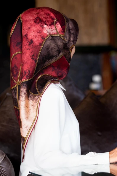 % 57 İPEK % 43 VİSKON Twill İpek Zincirli Mermer Desenli Bordo - Vizon Renkli 90x90 Eşarp Dikim Şekli : El Dikişi ürün görseli