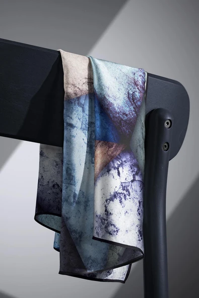 %100 Twill İpek Dokulu Ve Geometrik Desenli Bebe Mavisi - Mint Yeşili Renkli 90x90 Eşarp Dikim Şekli : El Dikişi - Resim 3