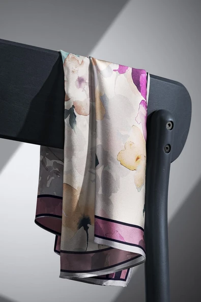 %100 Twill İpek Sulu Boyalı Çiçek Desenli Mor - Vizon Renkli 90x90 Eşarp Dikim Şekli : El Dikişi - Resim 5