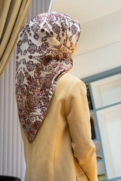 %100 Twill İpek Şal Desenli Krem Renkli 90x90 Eşarp Dikim Şekli : El Dikişi ürün görseli