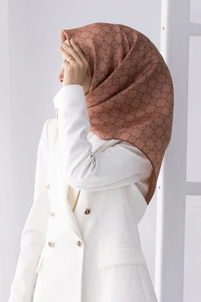 %100 Twill İpek Monogram Desenli Taba Renkli 90x90 Eşarp Dikim Şekli : El Dikişi ürün görseli